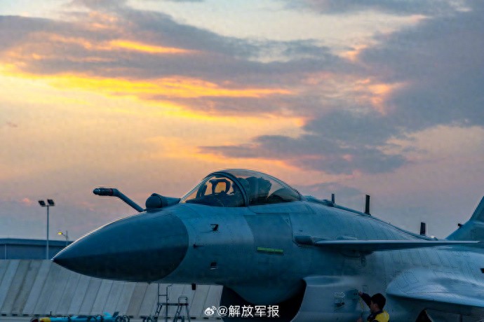酷！战机身披霞光呼啸升空