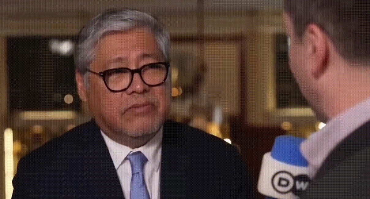 菲外长懵了！德国记者犀利提问：你们是不是想被端上中美餐桌？