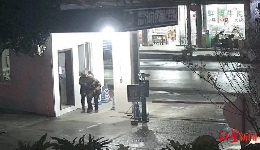 女子撞倒老人送医，自称好心扶人后离开交警：其涉嫌肇事逃逸，