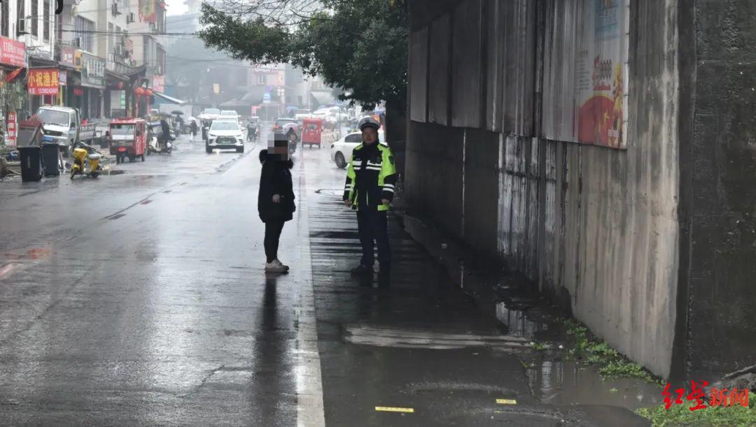 女子撞倒老人送医,自称好心扶人后离开交警:其涉嫌肇事逃逸,