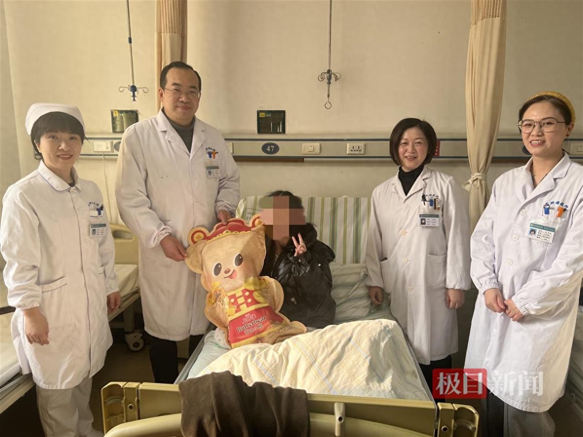 10岁女童持续腹痛、便秘、食欲减退，医生切除15厘米畸胎瘤助其