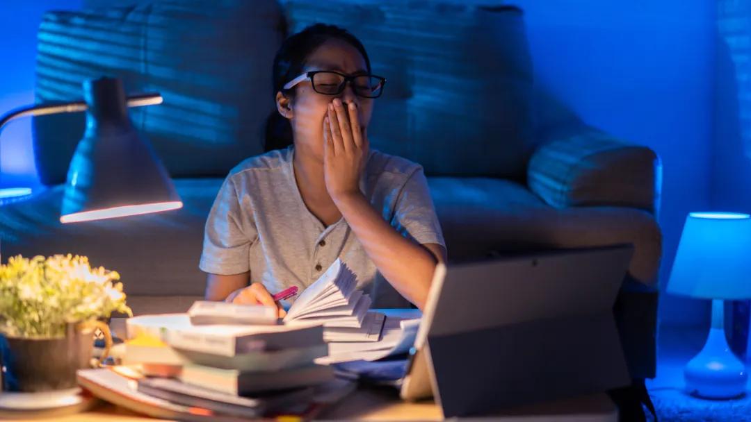 一看书就犯困?真不怪你!这可能是大脑发出的警告信号今日头