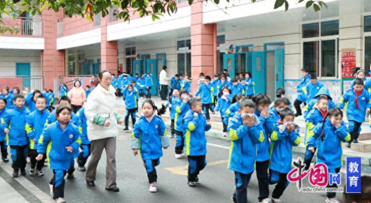 消防演练护安全眉山彭山实验小学举行消防疏散逃生演练今日