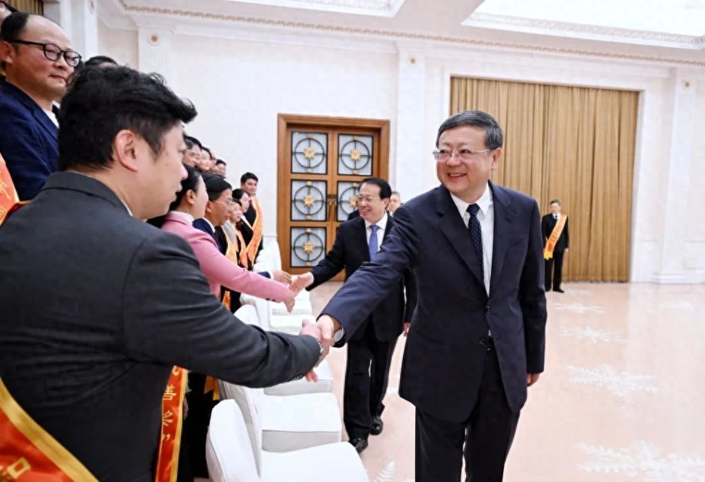 上海市民政会议举行，陈吉宁龚正会见这些先进集体、个人和表彰