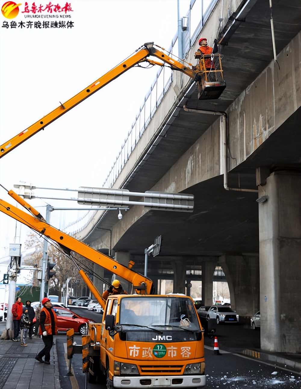 乌鲁木齐市城管部门全面清理冰锥护航市民出行安全