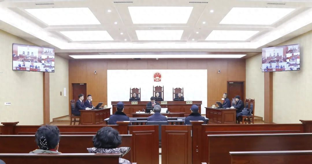 将369发手枪弹存放家中、将单位茅台酒据为已有，施长征获刑12年