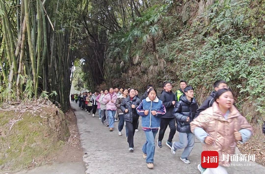 没有标准跑道如何锻炼两小时？四川阆中这所乡镇学校师生跑在田