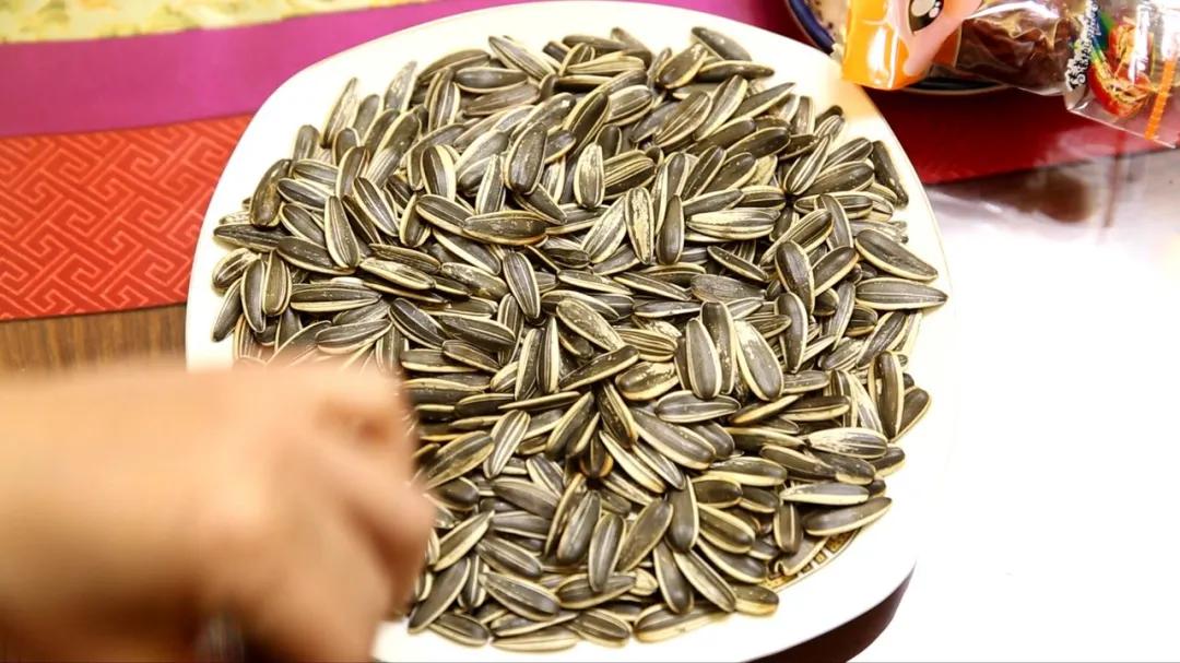门牙前的豁真是嗑瓜子惹的祸?多年来的困惑终于解开了!今日