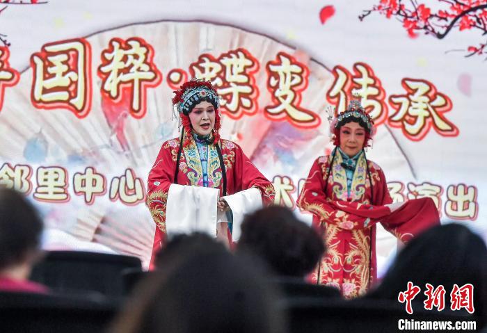 乌鲁木齐:居民自发成立艺术团丰富文化生活