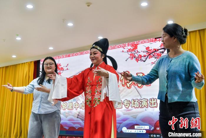 乌鲁木齐:居民自发成立艺术团丰富文化生活