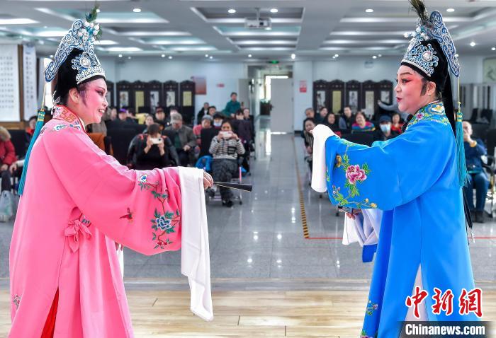 乌鲁木齐:居民自发成立艺术团丰富文化生活
