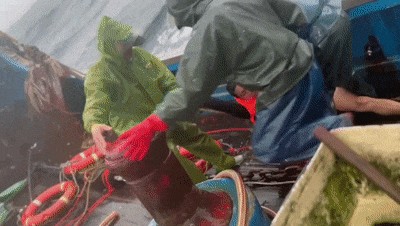 惊险一刻!漳州龙海籍一渔船,获救!