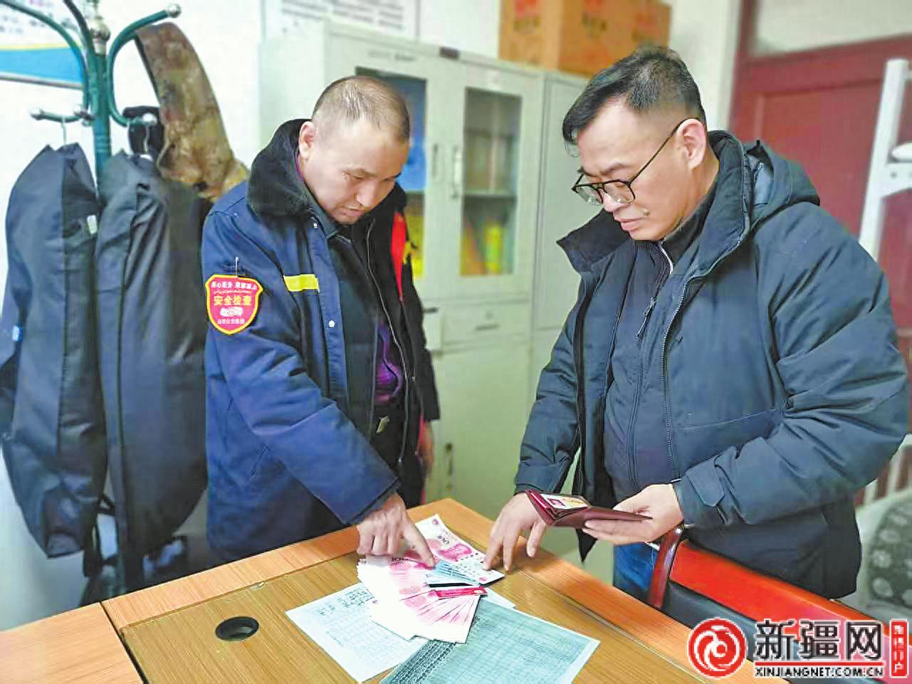 乌鲁木齐市公交司机拾金不昧4800元现金物归原主