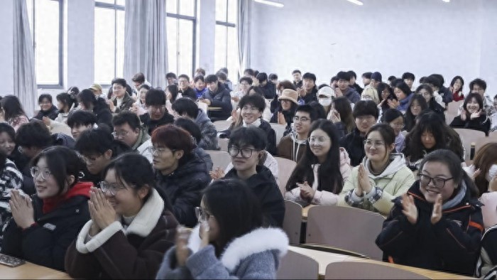 2025年思政第一课！合肥城市学院万名学子打卡《哪吒2》今日