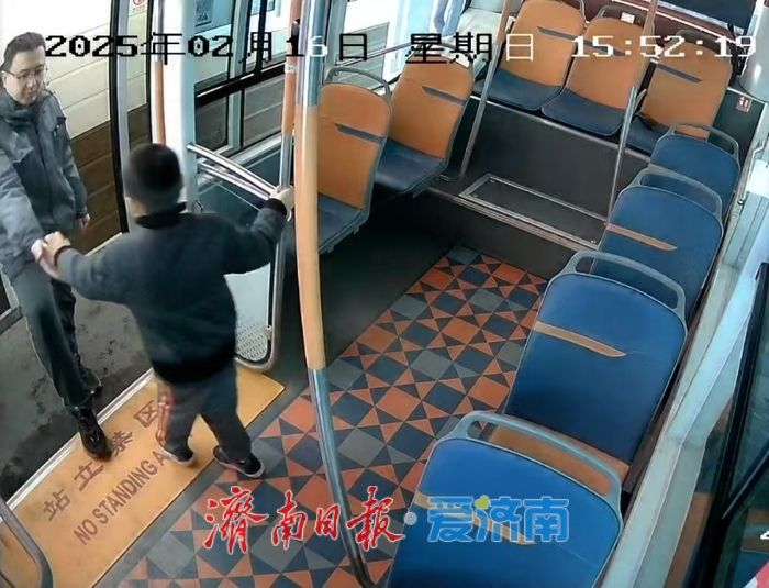 公交职工爱心接力迷途儿童平安归家