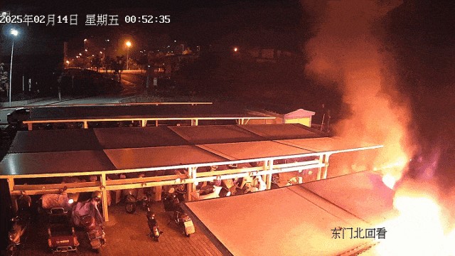 火光冲天！一小区16辆电动自行车一夜之间成废铁