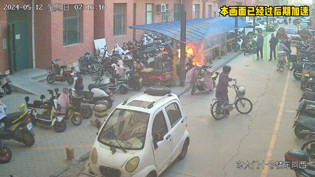 火光冲天!一小区16辆电动自行车一夜之间成废铁