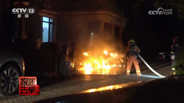 火光冲天!一小区16辆电动自行车一夜之间成废铁