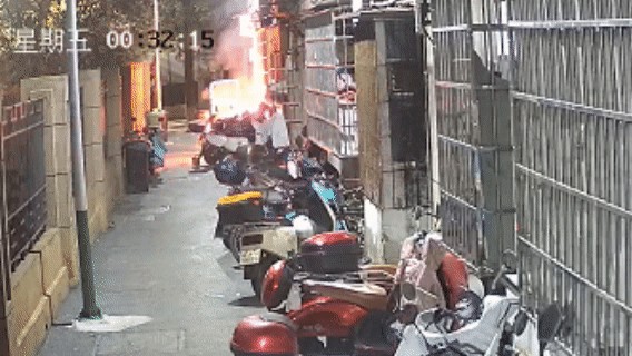 火光冲天!一小区16辆电动自行车一夜之间成废铁