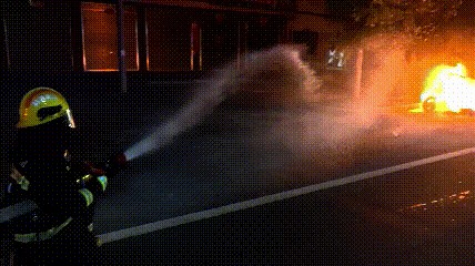 火光冲天!一小区16辆电动自行车一夜之间成废铁