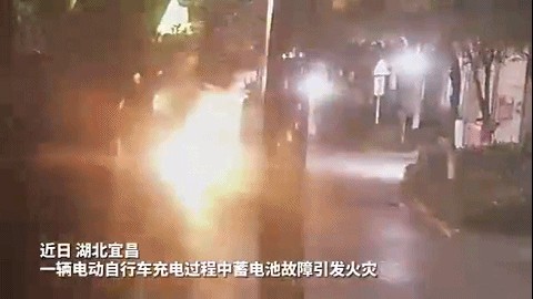 火光冲天!一小区16辆电动自行车一夜之间成废铁