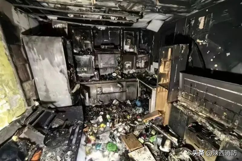 火光冲天!一小区16辆电动自行车一夜之间成废铁