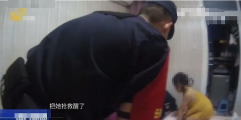 15个月宝宝连滚带爬救晕厥妈妈，监控记录感人瞬间