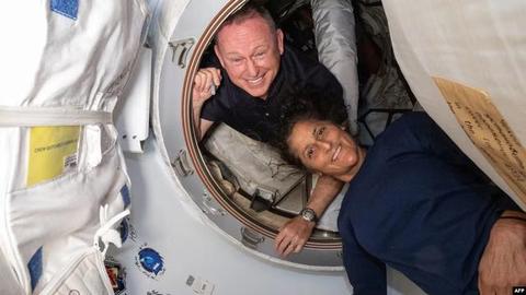 NASA宇航员滞留国际空间站9个月终返地球，加班费引热议